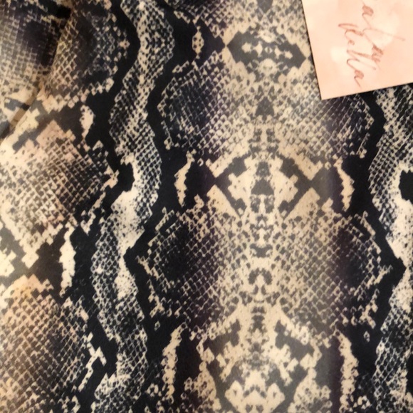 High Waisted Snakeskin Leggings 💋 - Picture 6 of 7